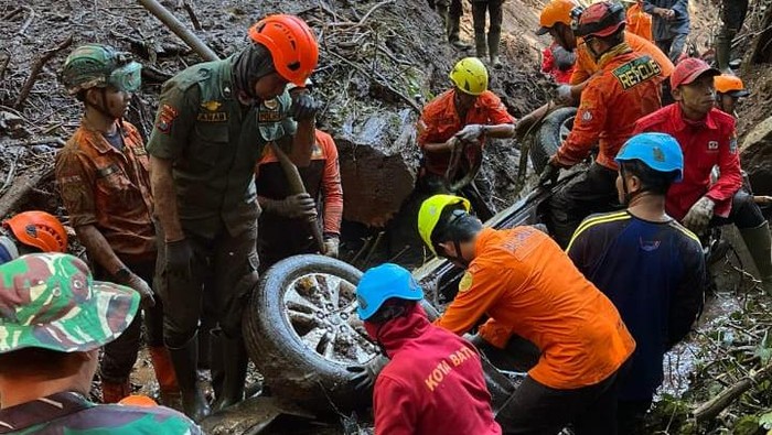 Evakuasi Dramatis Longsor Pacet-Cangar: 10 Korban Tewas Ditemukan di Jurang